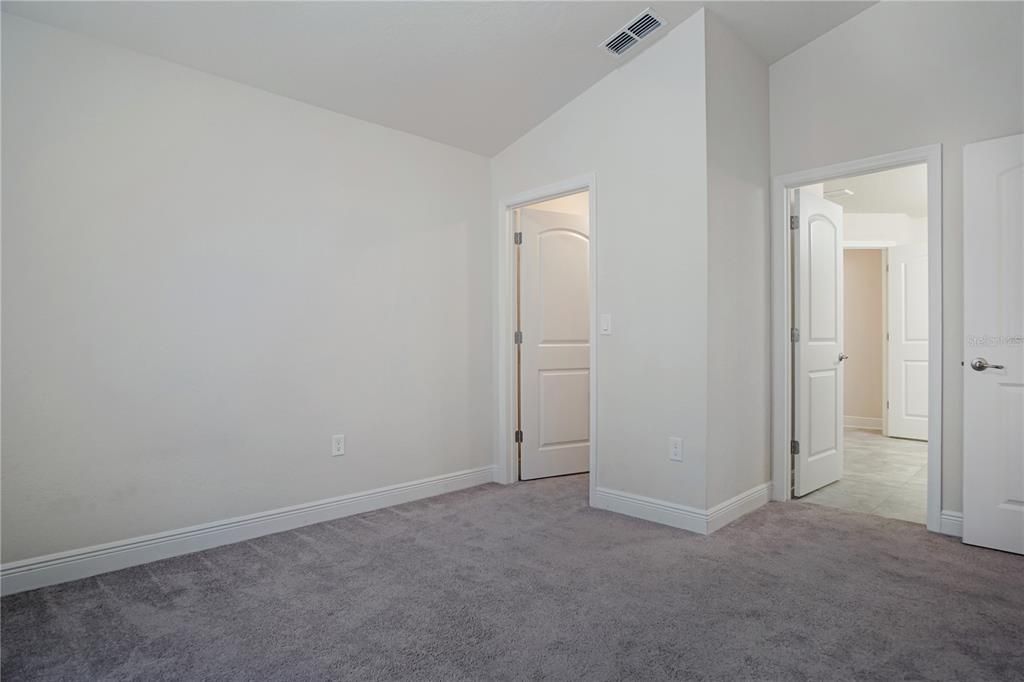 合同活跃: $2,150 (4 贝兹, 3 浴室, 2219 平方英尺)