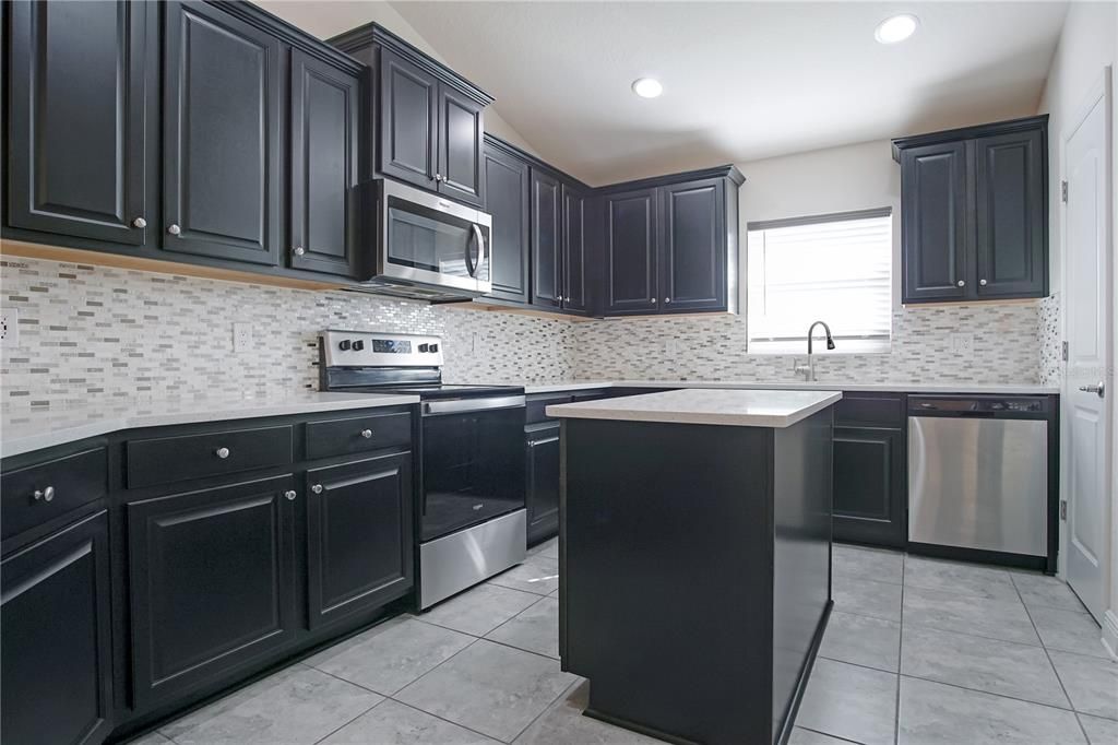 合同活跃: $2,150 (4 贝兹, 3 浴室, 2219 平方英尺)