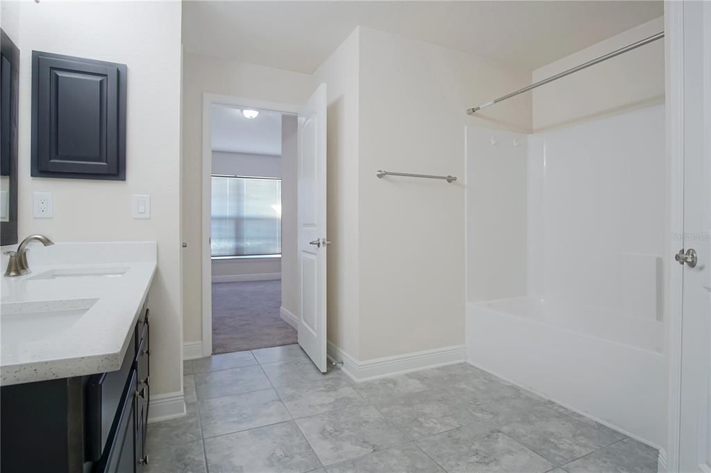 合同活跃: $2,150 (4 贝兹, 3 浴室, 2219 平方英尺)