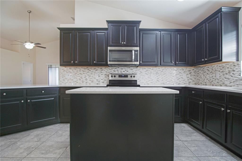 合同活跃: $2,150 (4 贝兹, 3 浴室, 2219 平方英尺)