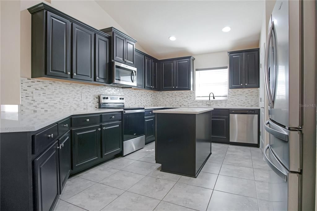 合同活跃: $2,150 (4 贝兹, 3 浴室, 2219 平方英尺)