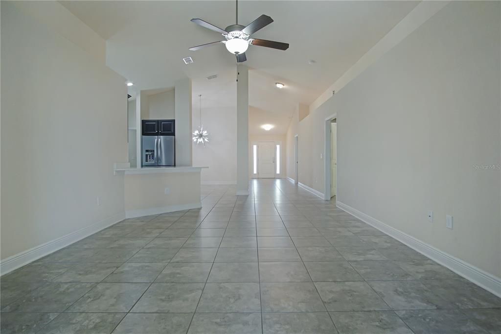 合同活跃: $2,150 (4 贝兹, 3 浴室, 2219 平方英尺)