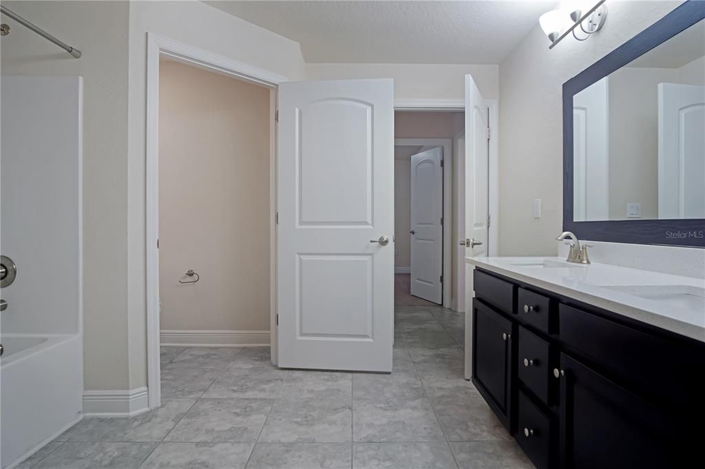 合同活跃: $2,150 (4 贝兹, 3 浴室, 2219 平方英尺)