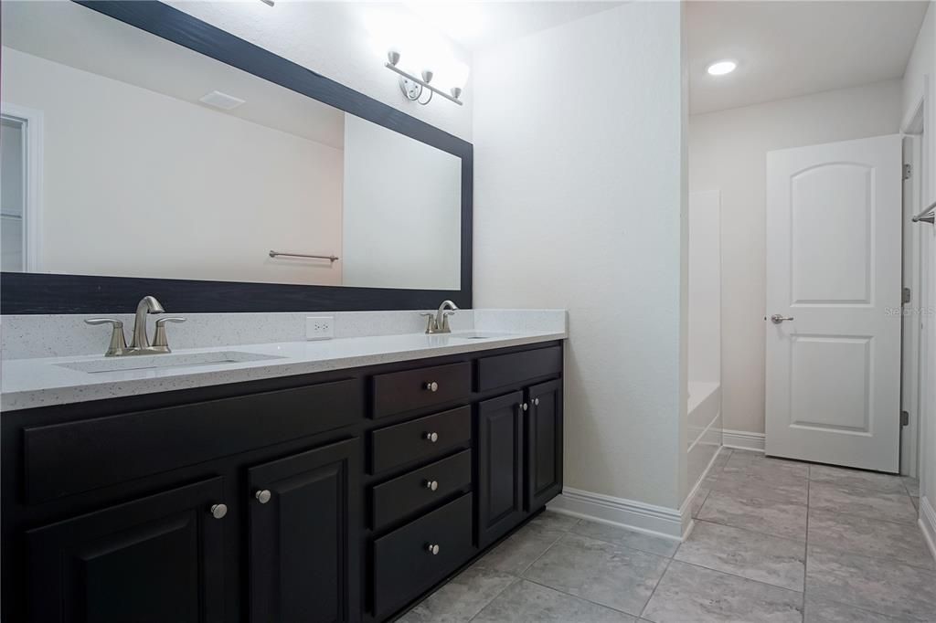 合同活跃: $2,150 (4 贝兹, 3 浴室, 2219 平方英尺)