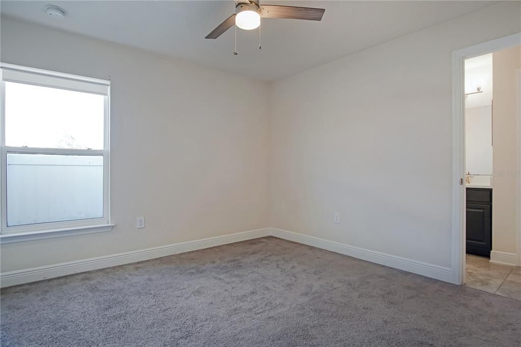 合同活跃: $2,150 (4 贝兹, 3 浴室, 2219 平方英尺)