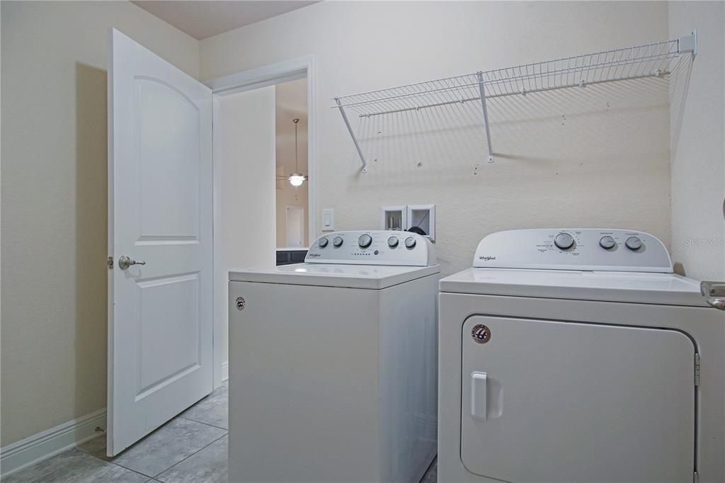 合同活跃: $2,150 (4 贝兹, 3 浴室, 2219 平方英尺)