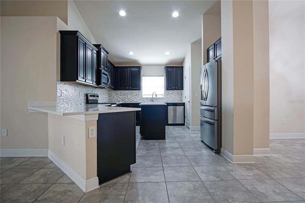 合同活跃: $2,150 (4 贝兹, 3 浴室, 2219 平方英尺)