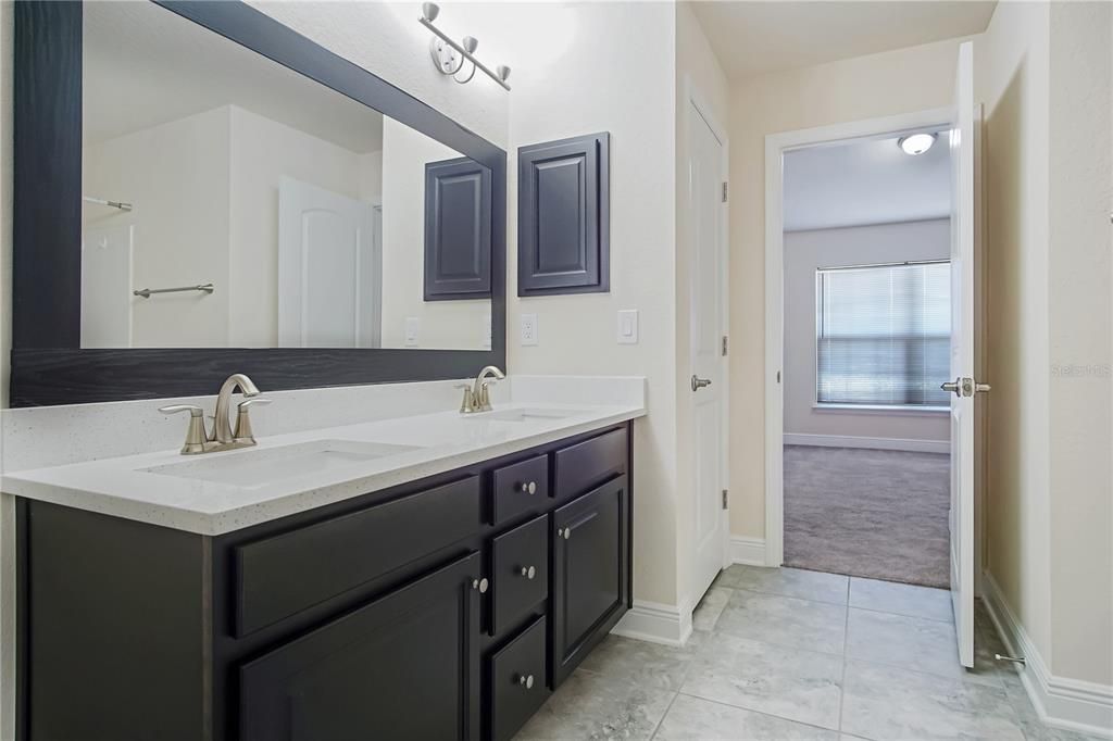 合同活跃: $2,150 (4 贝兹, 3 浴室, 2219 平方英尺)