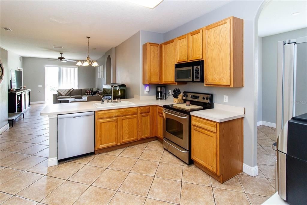 待售: $369,000 (4 贝兹, 2 浴室, 1825 平方英尺)