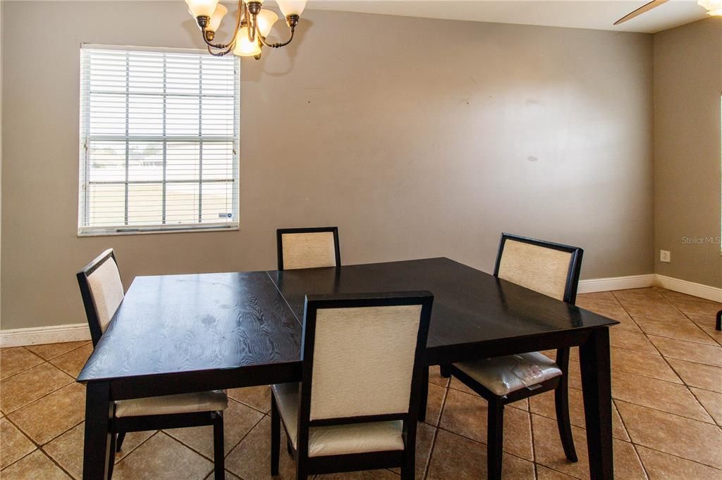 待售: $369,000 (4 贝兹, 2 浴室, 1825 平方英尺)