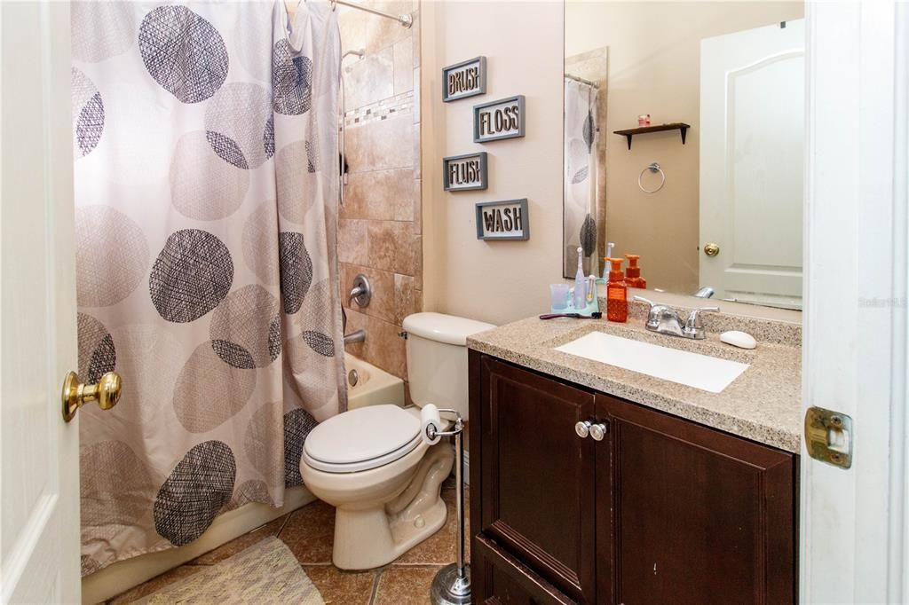 待售: $369,000 (4 贝兹, 2 浴室, 1825 平方英尺)