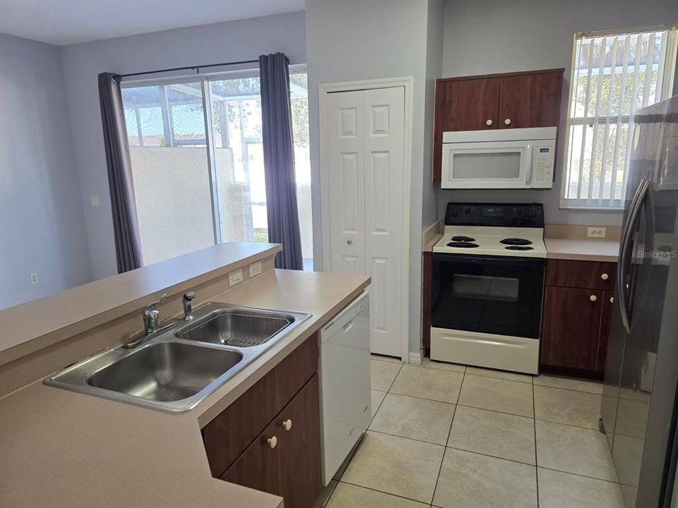 For Rent: $2,100 (4 beds, 3 baths, 1642 Square Feet)