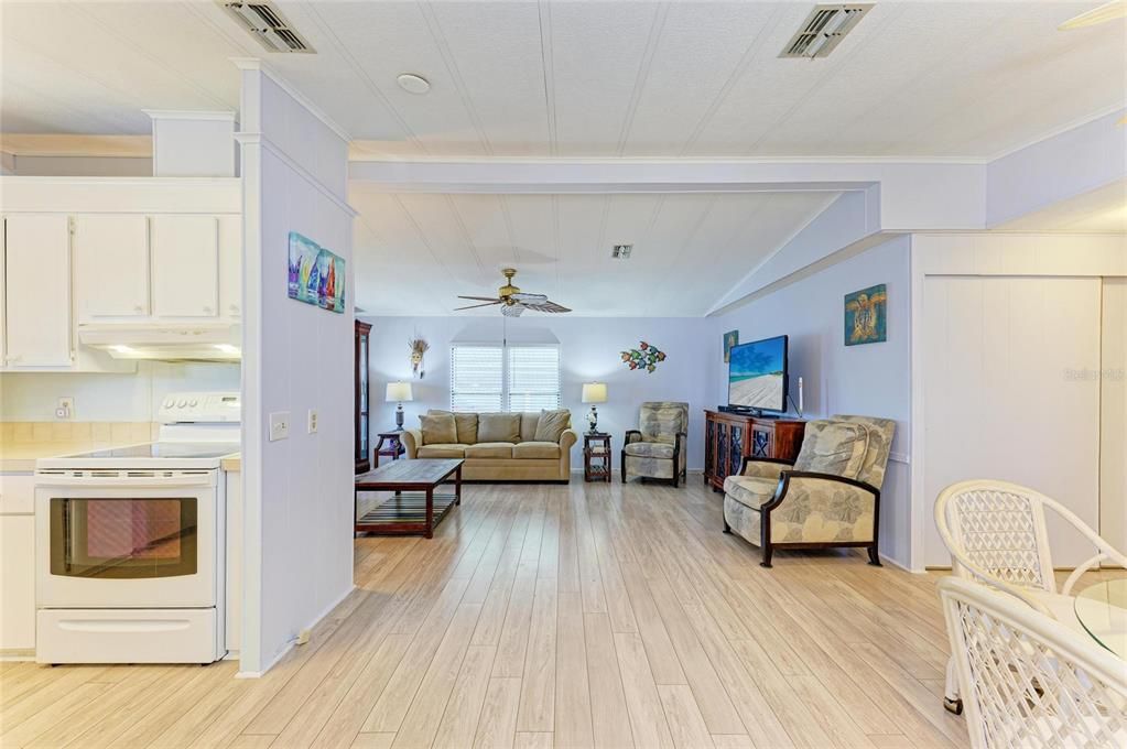 待售: $164,000 (2 贝兹, 2 浴室, 1055 平方英尺)