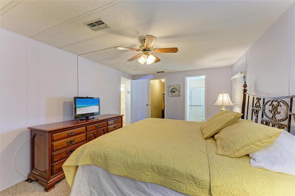 待售: $164,000 (2 贝兹, 2 浴室, 1055 平方英尺)