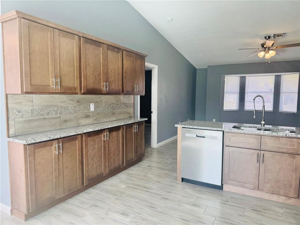 待售: $274,900 (3 贝兹, 2 浴室, 1329 平方英尺)