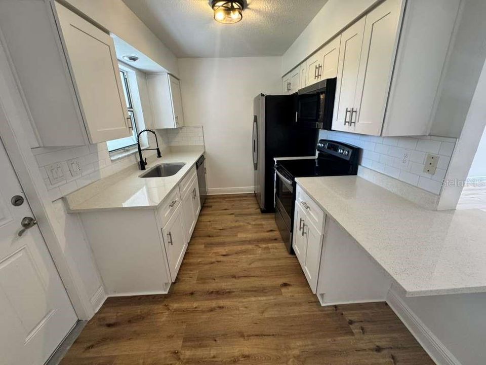 For Sale: $199,000 (2 beds, 2 baths, 996 Square Feet)