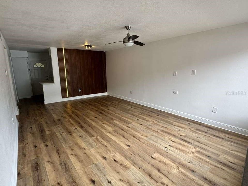 For Sale: $199,000 (2 beds, 2 baths, 996 Square Feet)