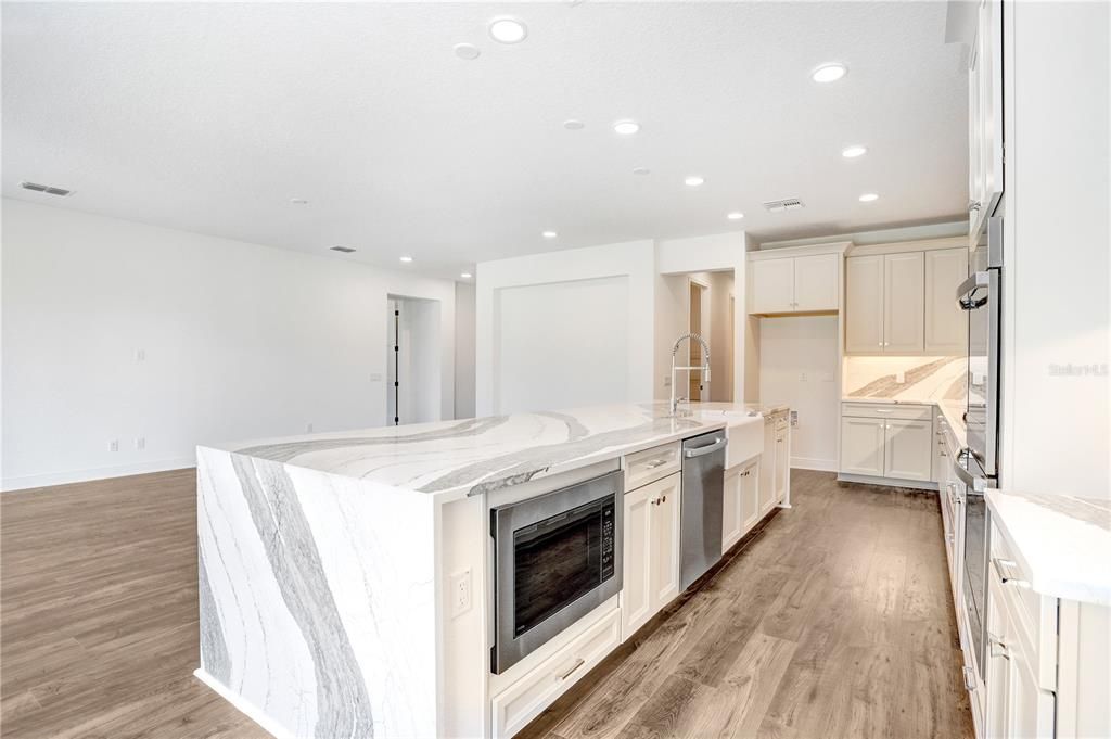 На продажу: $1,050,000 (6 спален, 4 ванн, 5452 Квадратных фут)