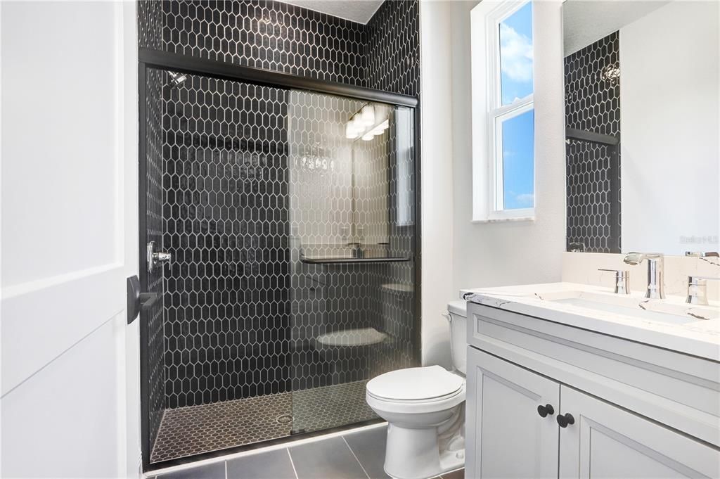 На продажу: $1,050,000 (6 спален, 4 ванн, 5452 Квадратных фут)