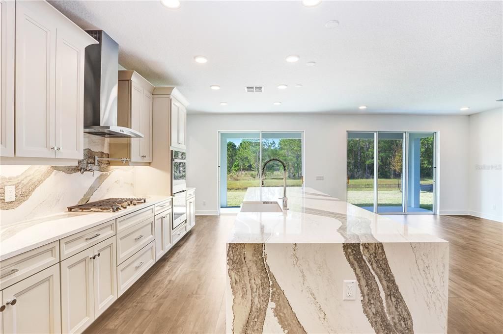 На продажу: $1,050,000 (6 спален, 4 ванн, 5452 Квадратных фут)