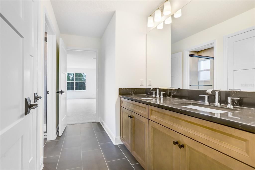 На продажу: $1,050,000 (6 спален, 4 ванн, 5452 Квадратных фут)