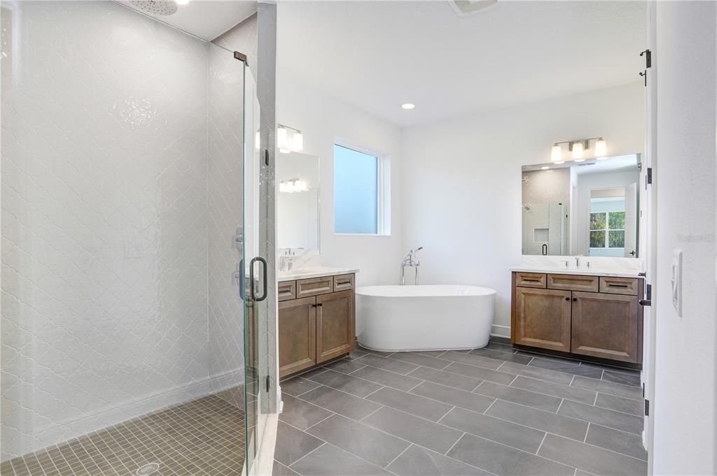 На продажу: $1,050,000 (6 спален, 4 ванн, 5452 Квадратных фут)