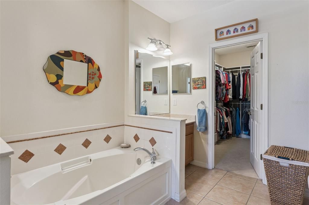 合同活跃: $679,000 (3 贝兹, 3 浴室, 1950 平方英尺)