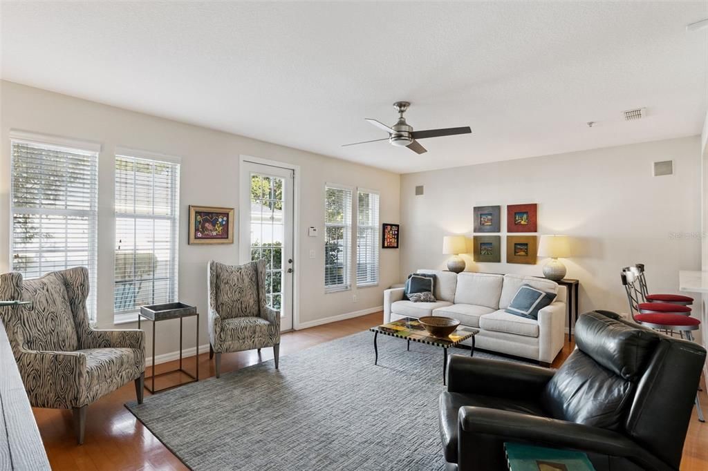 合同活跃: $679,000 (3 贝兹, 3 浴室, 1950 平方英尺)