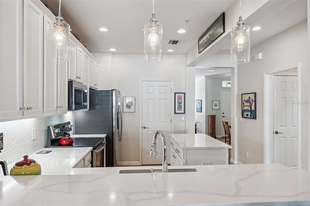 合同活跃: $679,000 (3 贝兹, 3 浴室, 1950 平方英尺)