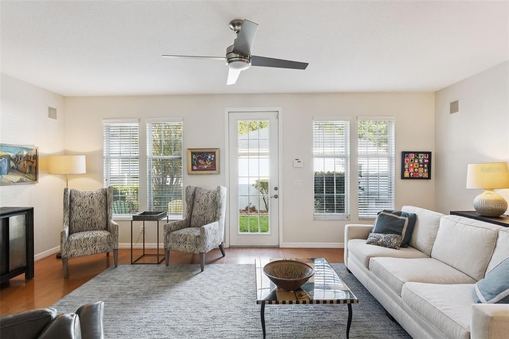 合同活跃: $679,000 (3 贝兹, 3 浴室, 1950 平方英尺)