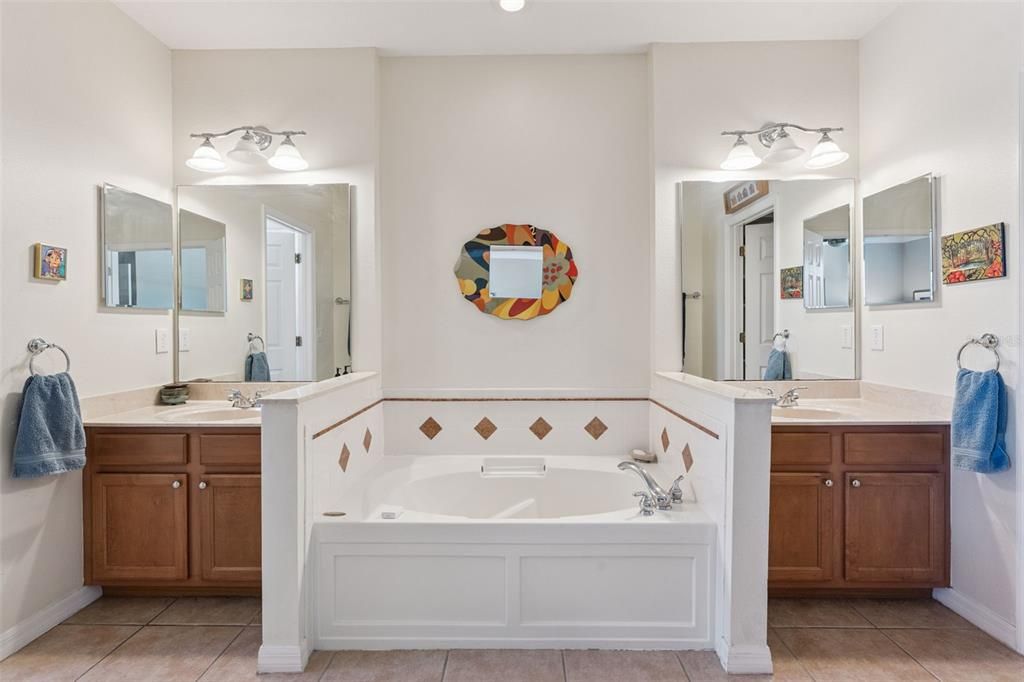 合同活跃: $679,000 (3 贝兹, 3 浴室, 1950 平方英尺)