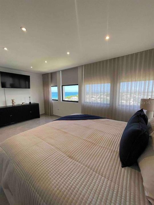 En Venta: $1,300,000 (3 camas, 2 baños, 1750 Pies cuadrados)