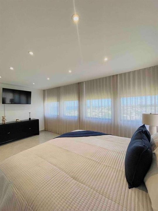 En Venta: $1,300,000 (3 camas, 2 baños, 1750 Pies cuadrados)