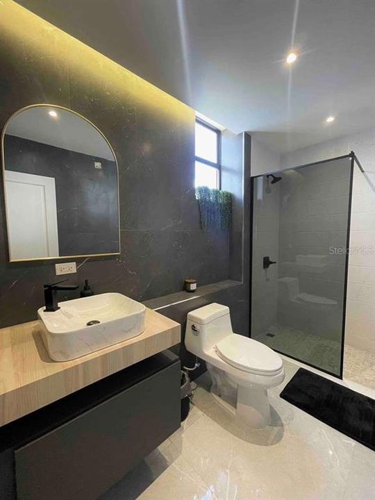 En Venta: $1,300,000 (3 camas, 2 baños, 1750 Pies cuadrados)