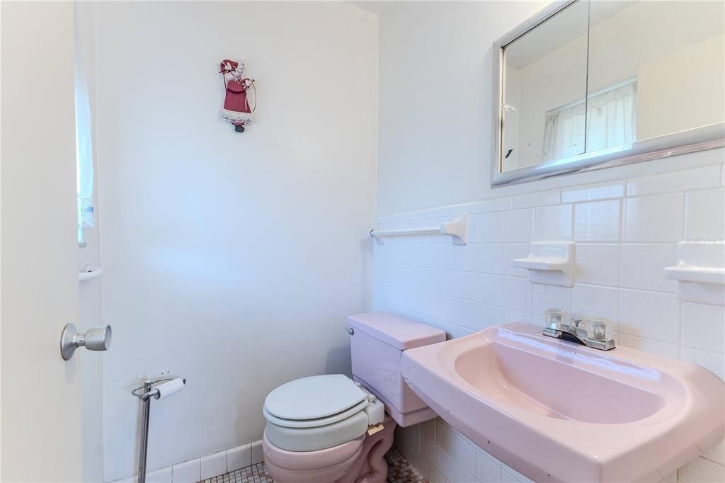 For Sale: $199,000 (2 beds, 1 baths, 884 Square Feet)