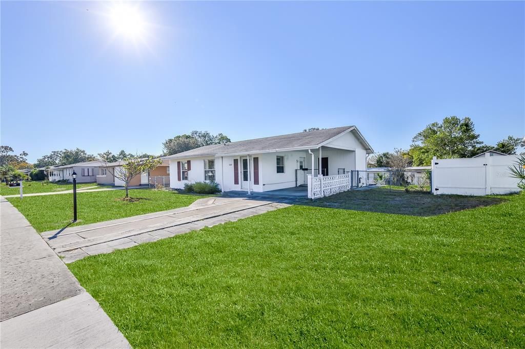 For Sale: $199,000 (2 beds, 1 baths, 884 Square Feet)