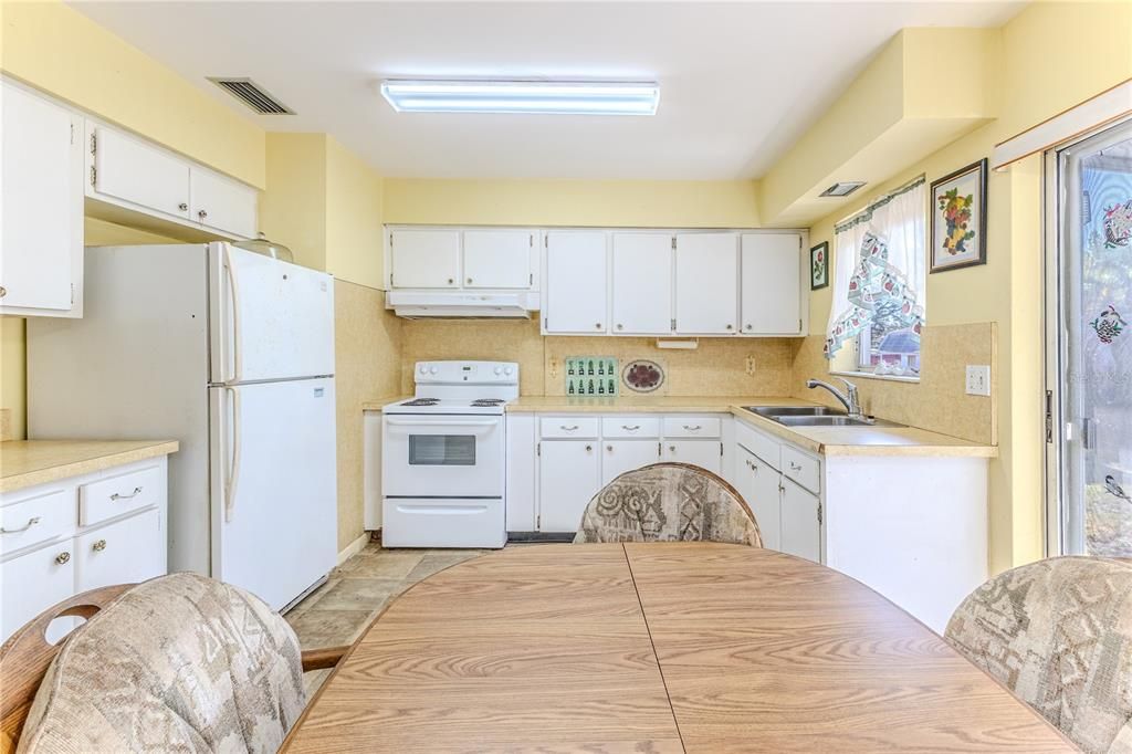 For Sale: $199,000 (2 beds, 1 baths, 884 Square Feet)