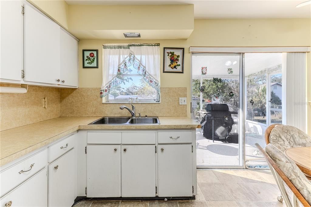 For Sale: $199,000 (2 beds, 1 baths, 884 Square Feet)