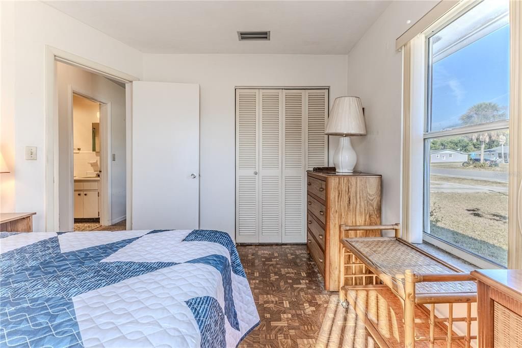 For Sale: $199,000 (2 beds, 1 baths, 884 Square Feet)