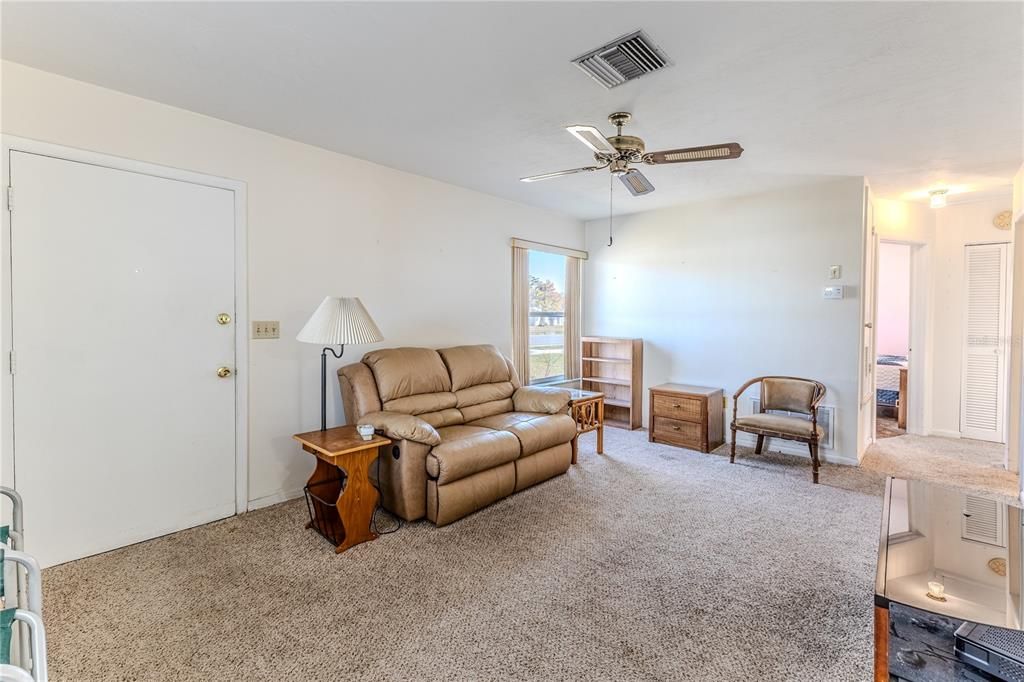 For Sale: $199,000 (2 beds, 1 baths, 884 Square Feet)