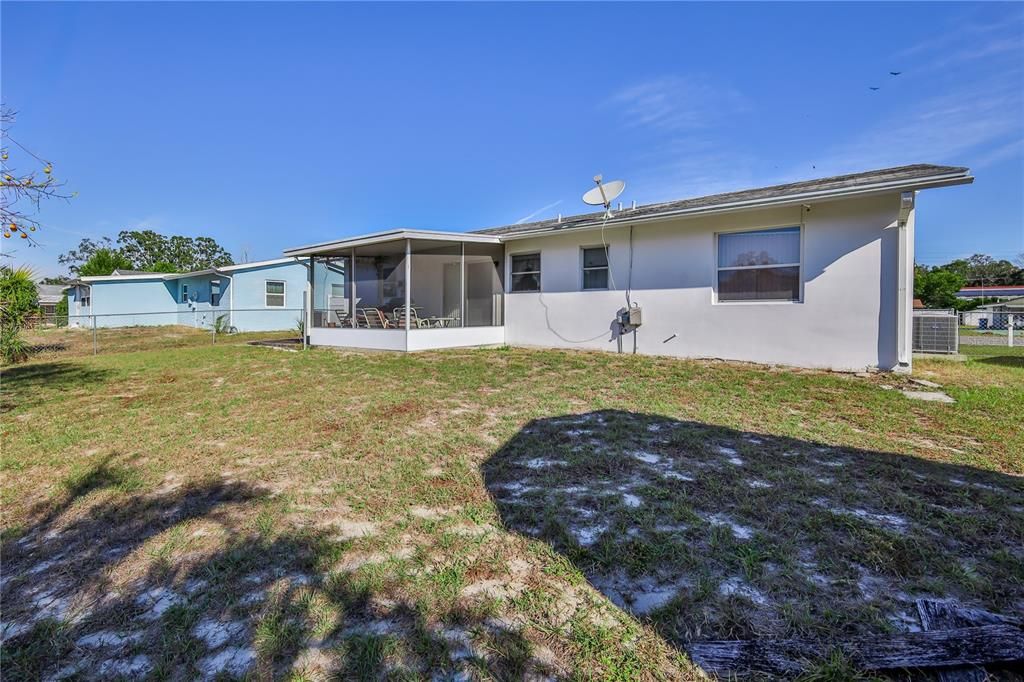 For Sale: $199,000 (2 beds, 1 baths, 884 Square Feet)