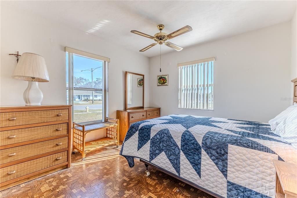 For Sale: $199,000 (2 beds, 1 baths, 884 Square Feet)