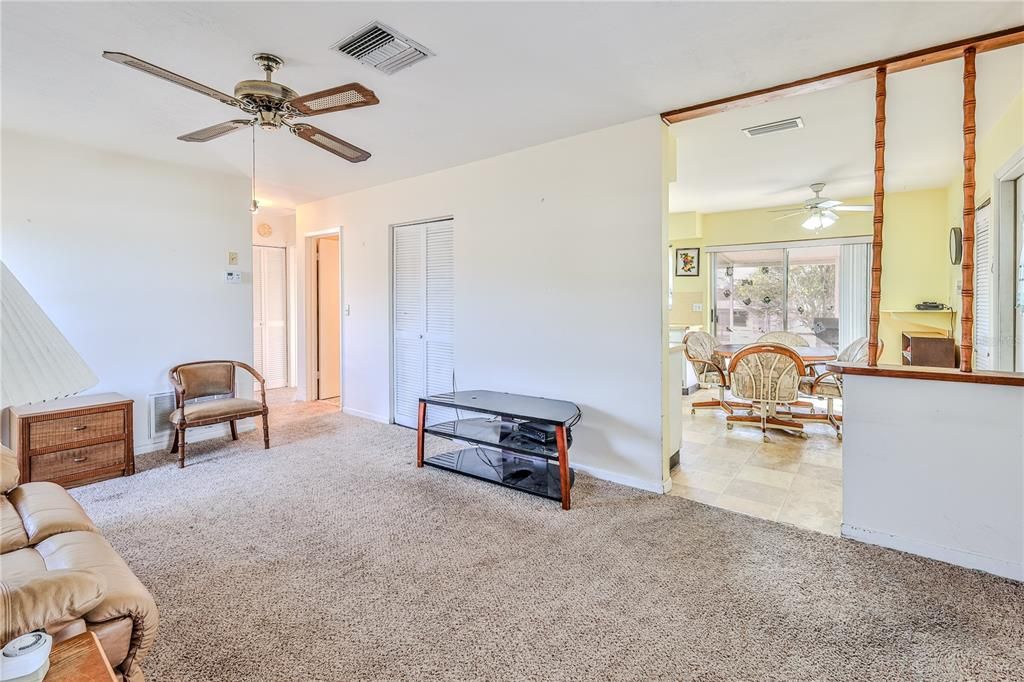 For Sale: $199,000 (2 beds, 1 baths, 884 Square Feet)