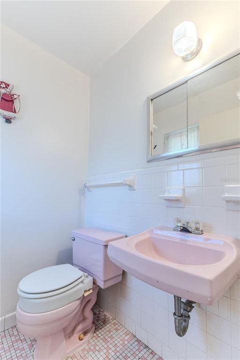 For Sale: $199,000 (2 beds, 1 baths, 884 Square Feet)