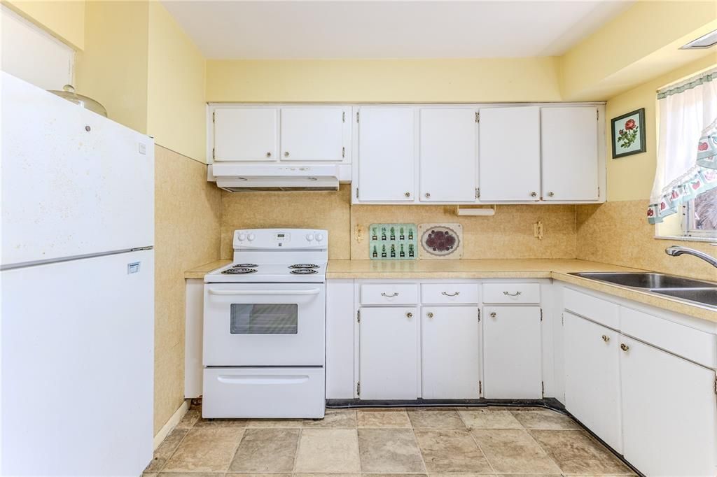 For Sale: $199,000 (2 beds, 1 baths, 884 Square Feet)