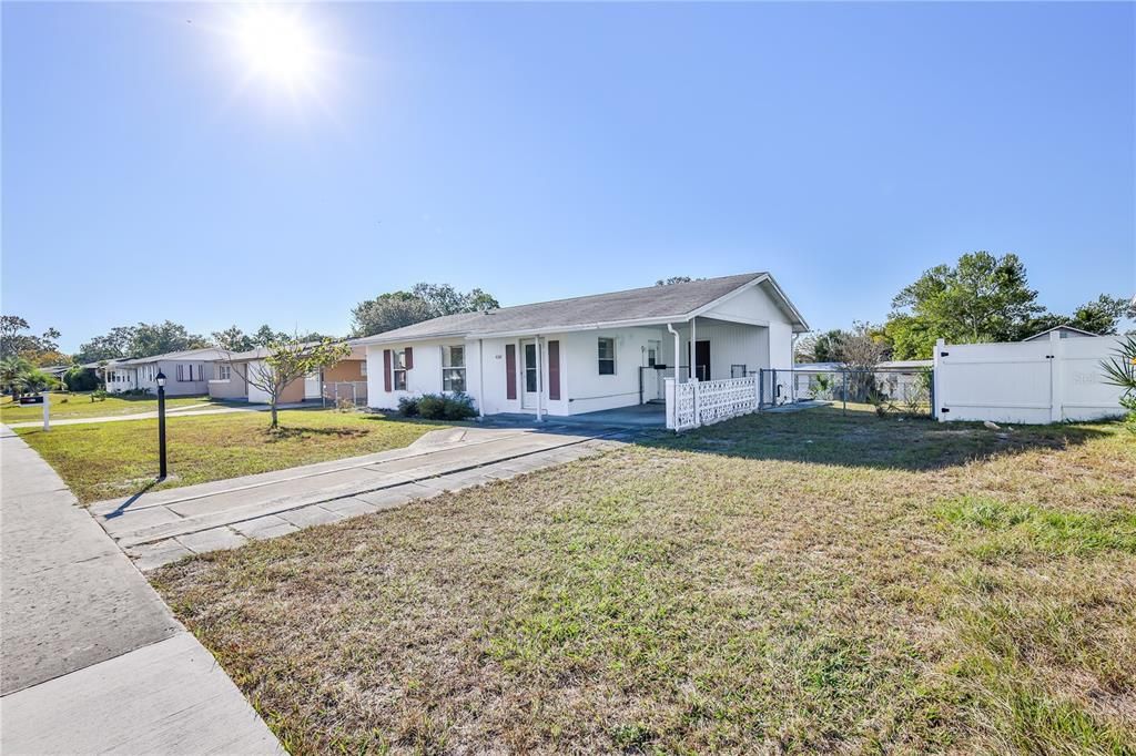 For Sale: $199,000 (2 beds, 1 baths, 884 Square Feet)