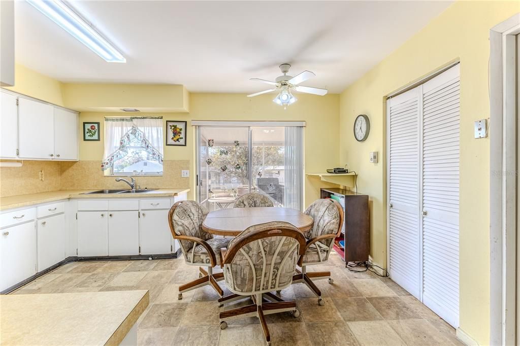 For Sale: $199,000 (2 beds, 1 baths, 884 Square Feet)