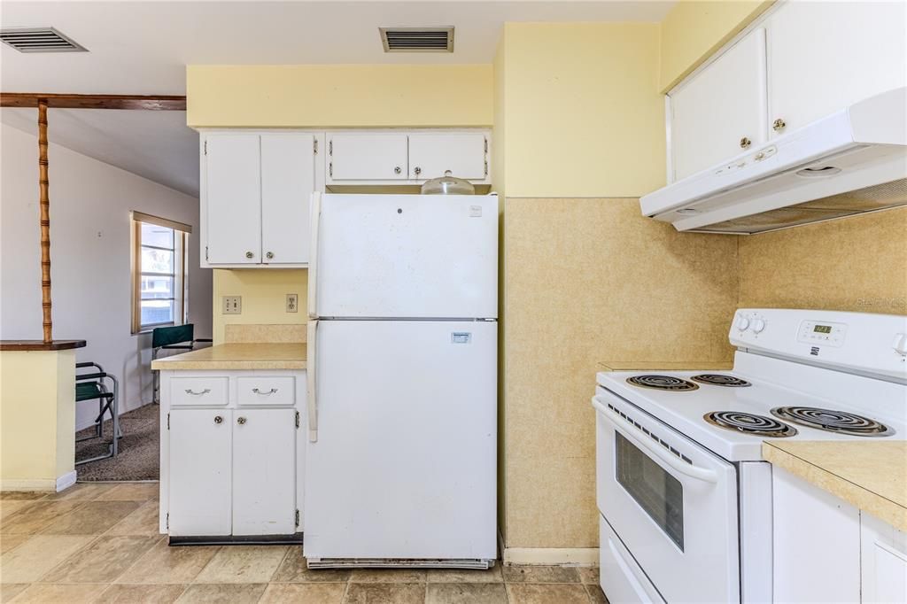 For Sale: $199,000 (2 beds, 1 baths, 884 Square Feet)