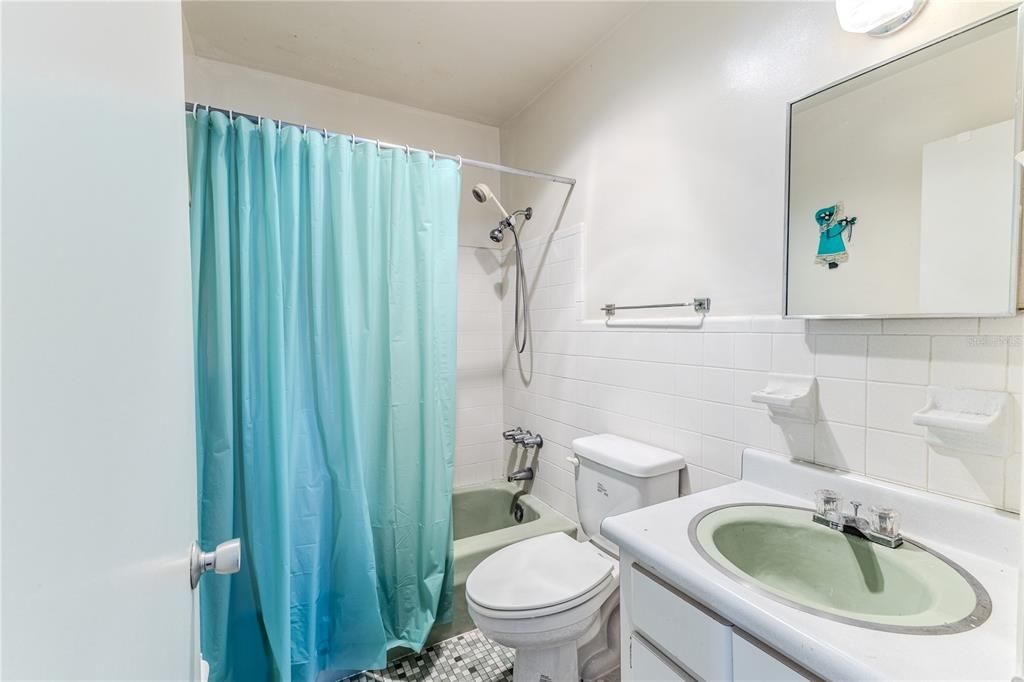 For Sale: $199,000 (2 beds, 1 baths, 884 Square Feet)