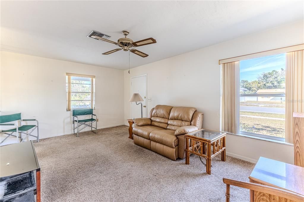 For Sale: $199,000 (2 beds, 1 baths, 884 Square Feet)